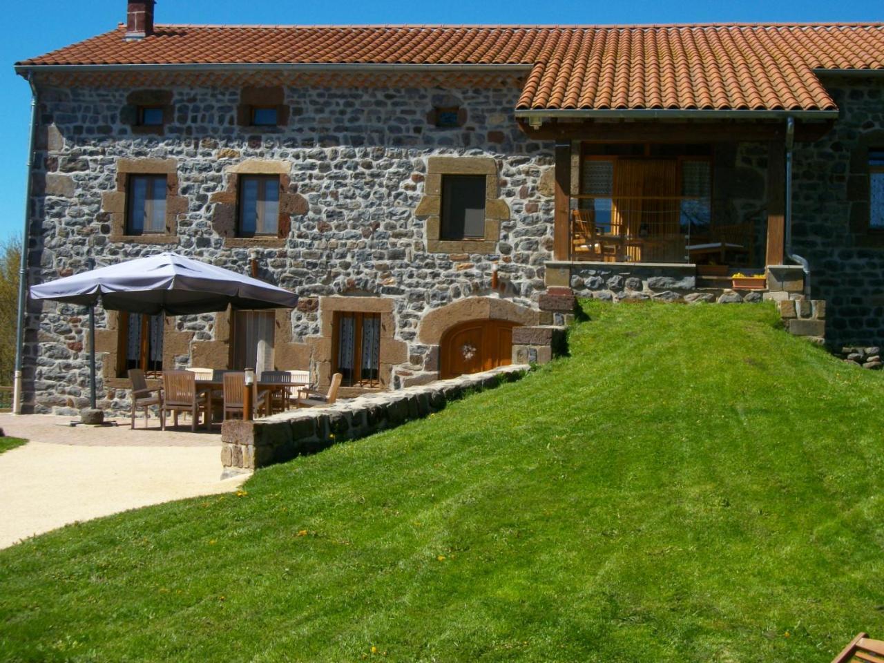 Le Clos Des Pierres Rouges Saint-Privat-dʼAllier Zewnętrze zdjęcie